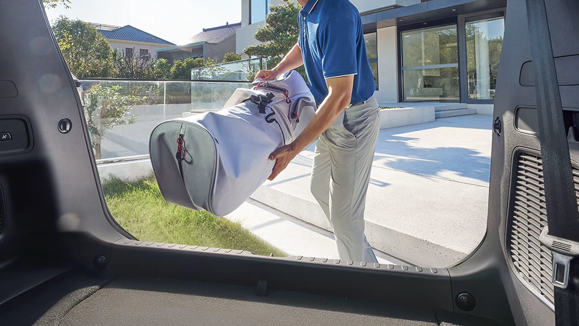 Versatile And Spacious Space:1500L trunk easily accommodates seven large suitcases