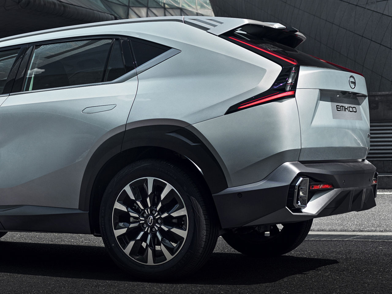 Dynamic side sculpting for a fluid, energetic design