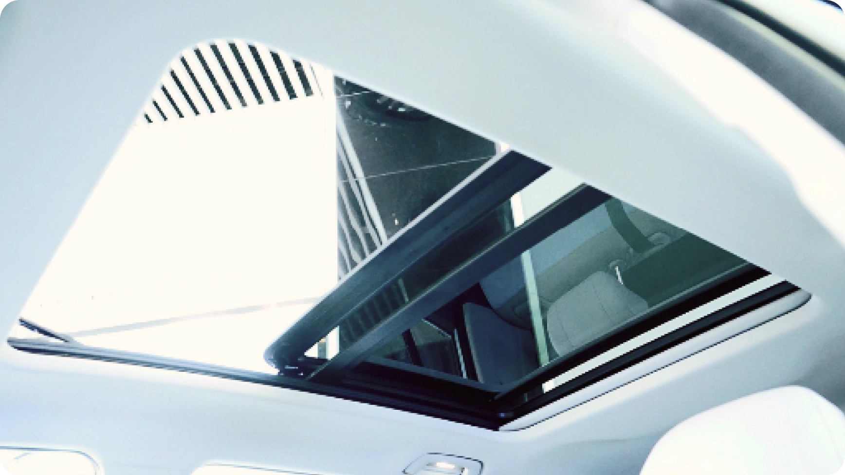 AION Y panoramic sunroof