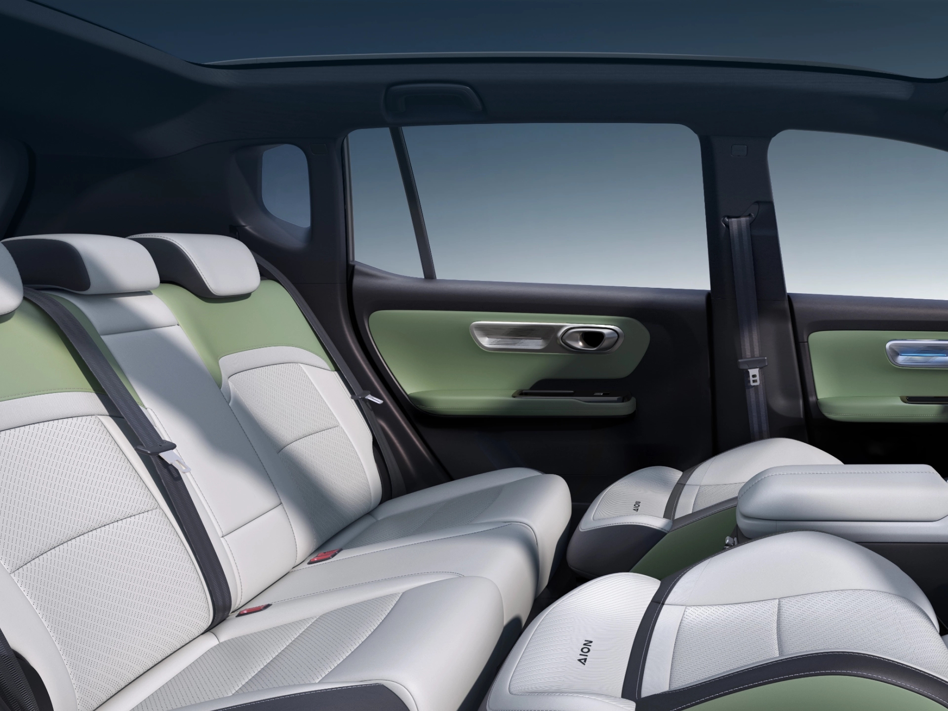 With a 2750mm wheelbase, it offers more spacious interiors compared to other vehicles in its class, enhancing comfort for all passengers.