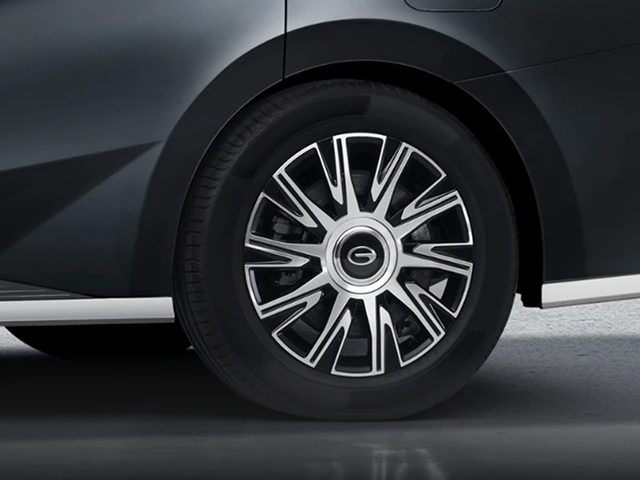 Floating hubcaps embodying luxury and poise